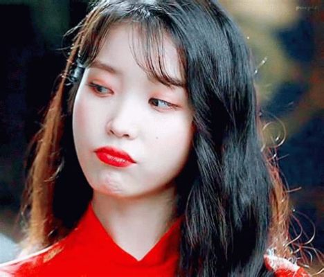 아이유 gif, 그녀의 미소가 주는 따뜻함